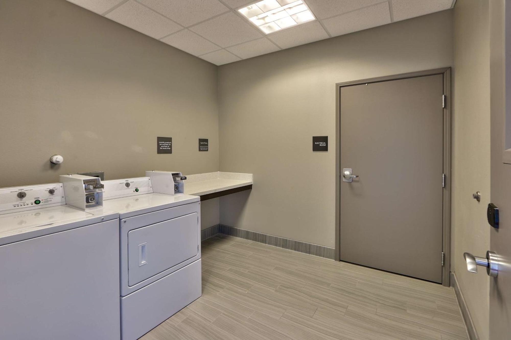 Hampton Inn & Suites Albuquerque Airport Екстериор снимка